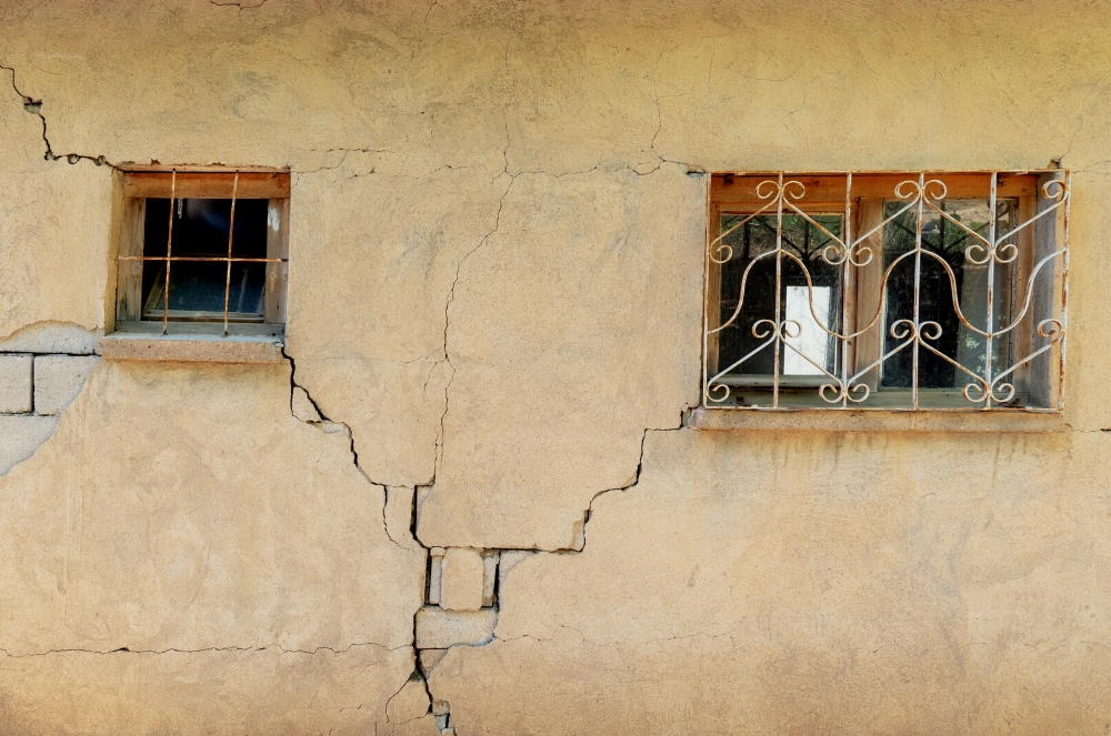 Factors that Affect the Severity of Wall Cracks